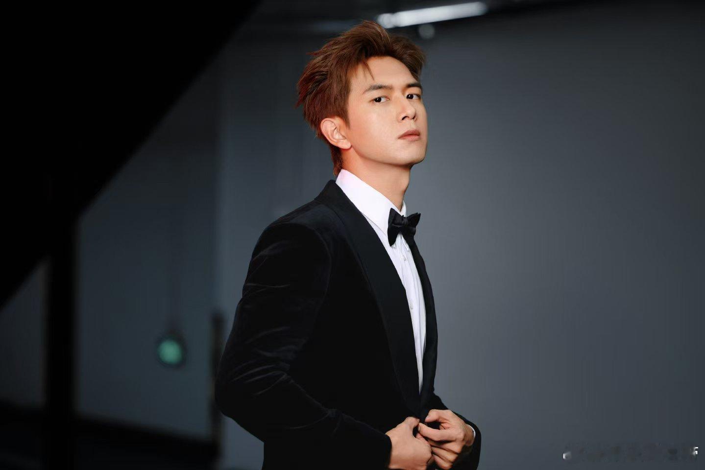 #李现风度##李现卓卓风度#李现活动状态，棕发黑西装优雅绅士即视感！李现风度? 