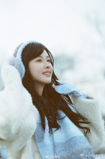 陈都灵打卡什刹海陈都灵的雪地小兔装，打卡什刹海！她在雪中蹦跳，身影如精灵般灵动，