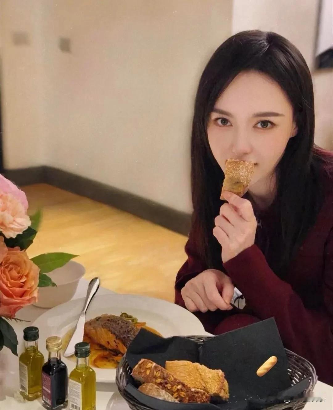 唐嫣，回忆杀来了！

2月25日，刷米兰时装周的美图，本来是被唐嫣那身FENDI