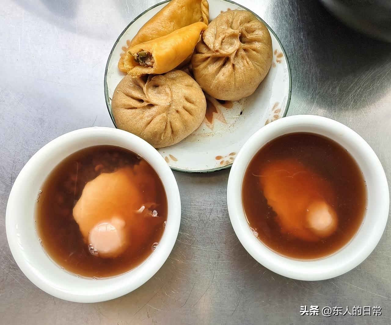 今日南京退休老俩口的一日三餐：

早餐：自制全麦包子、胡萝卜汁蒸饺、薏米红豆水煮