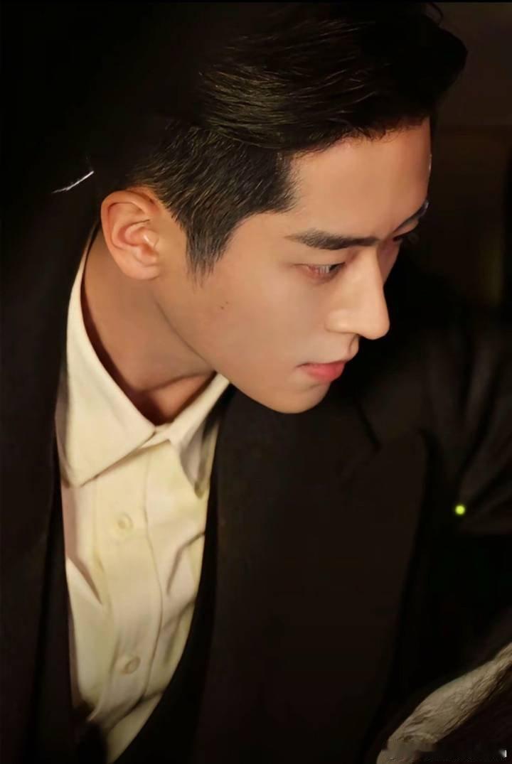 丞磊《玉簟秋》路透，请看帅哥的皮衣背头强制爱 ​​​ 性张力拉满[打call][