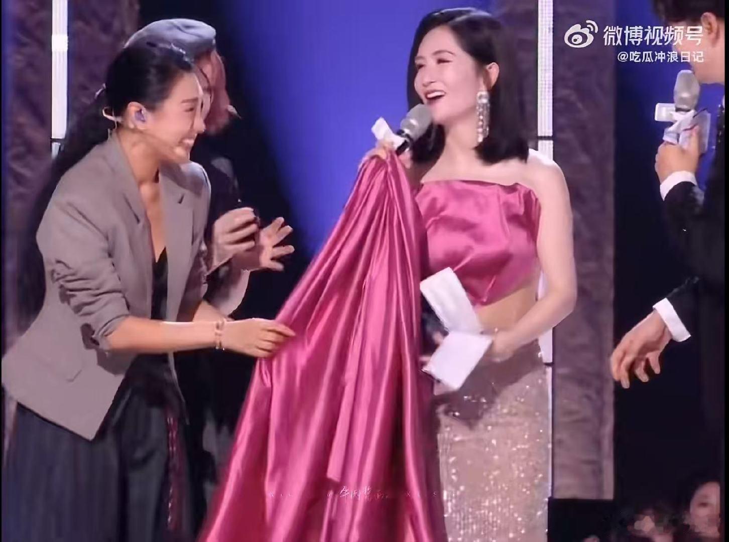 黄灿灿小心翼翼地踩到了谢娜的裙子 黄灿灿今天也小心翼翼地闯祸了舞台意外超好笑，黄