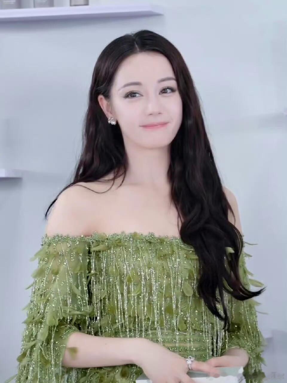 #迪丽热巴马上进组#迪丽热巴绿野仙踪造型！是清新的绿色水藻女孩，好漂亮哦，要进组