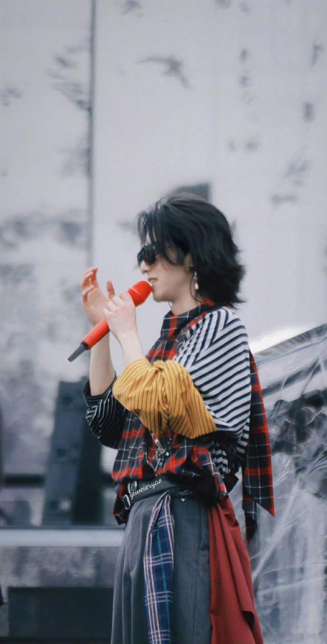 华晨宇 金牌调解员华晨宇以其贴心、暖心的品质，成为了大家心中的“金牌调解员”。他