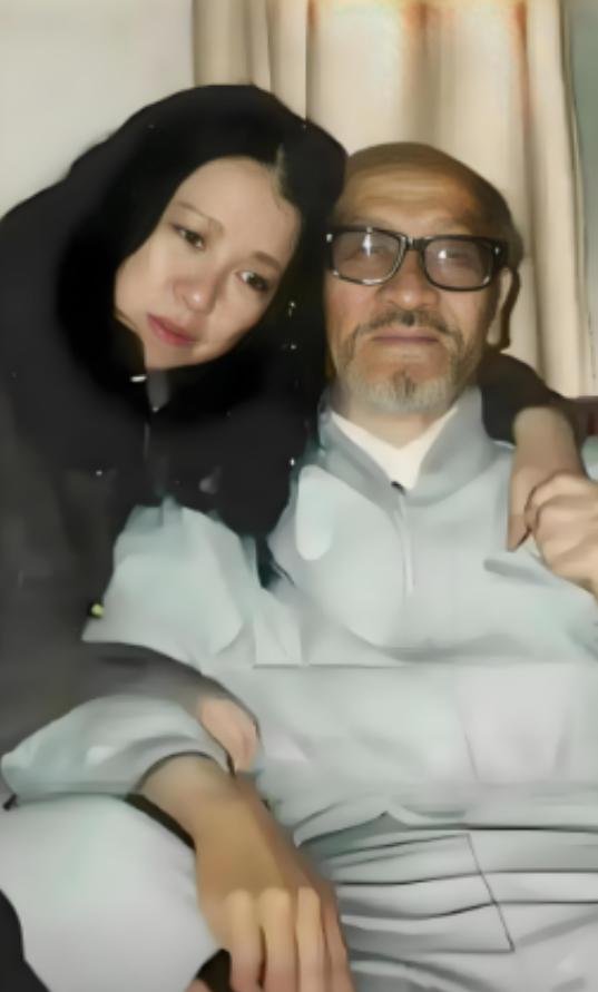 [微风]1990年，46岁的三毛跑到新疆，和76岁的王洛宾同居，王洛宾拒绝和她同