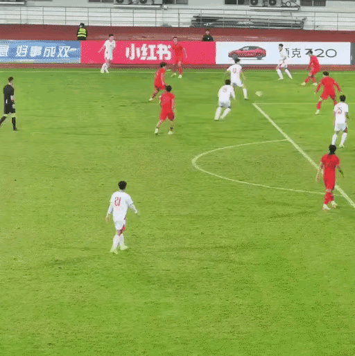 “呲“空见惯？！昨晚熊猫杯中国U22输给越南U22的那个丢球，先是队长刘浩帆自家
