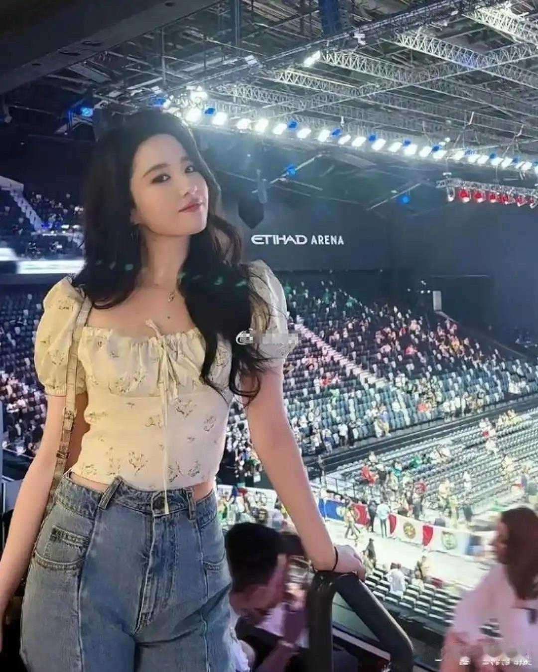 刘亦菲这条裤子也太懂养生了！贴心护住肚脐设计，保暖又实用，再也不用担心受凉啦～ 