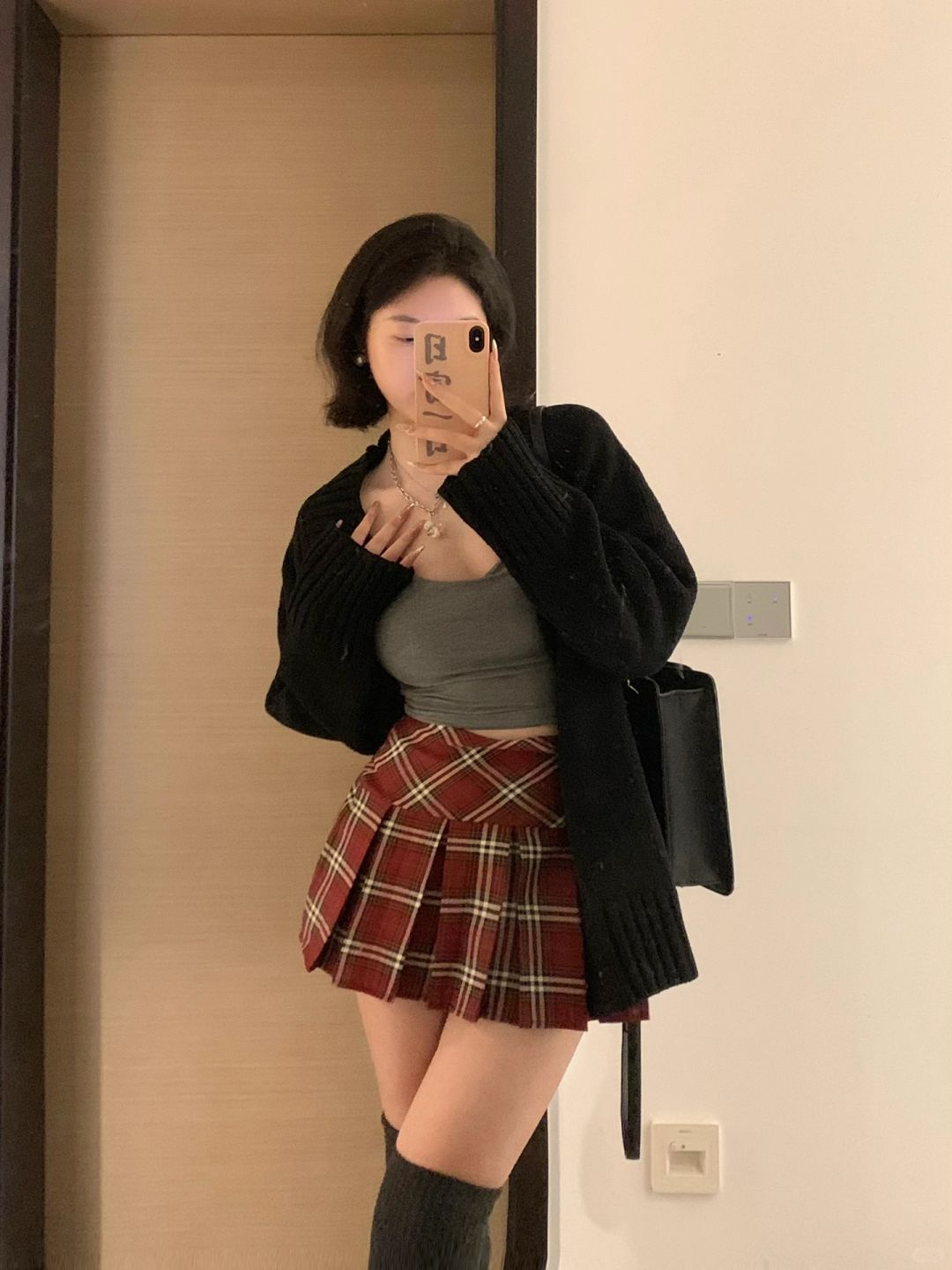 165/120 微胖穿搭 黑毛衣就该配红格裙