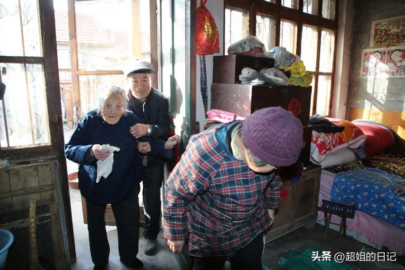 养老有个怪现象，照顾老人时间最长的，在老人心里，她是最坏的。

他们对照顾她的儿