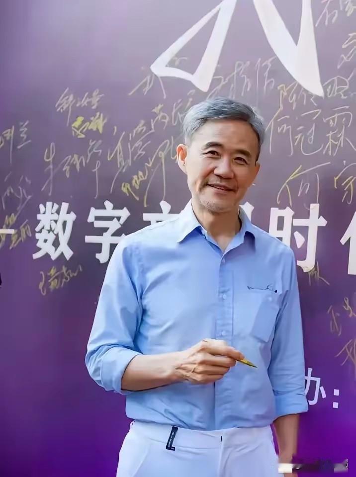 两个商业大佬王石和王健林的对比。
从事业上看，两个人都是非常成功的商人，但即便是