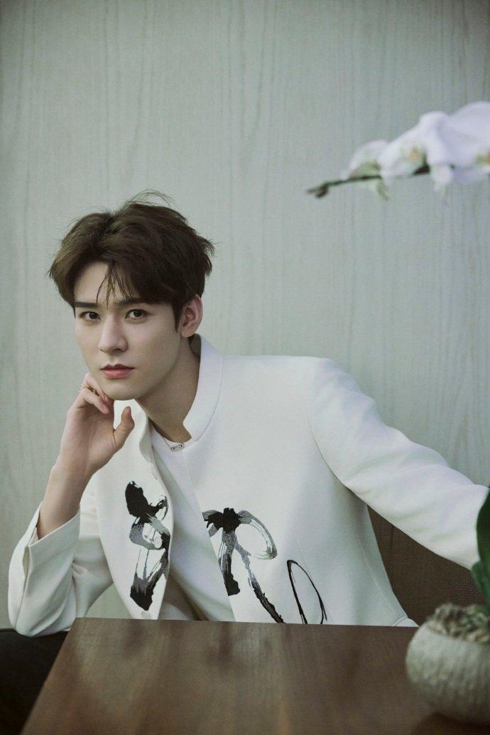 龚俊水墨白西装  龚俊蛇年新韵东方风雅  龚俊水墨白西装，蛇年新韵东方风雅的贵公