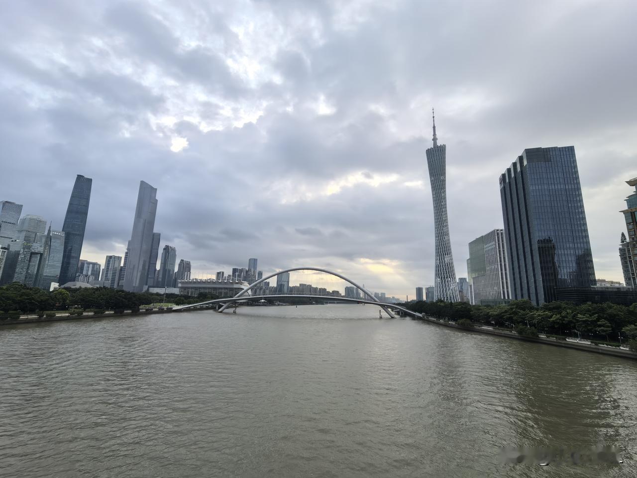 行走二沙环岛碧道
在广州二沙岛把生活过成诗
早上七点，从广州大桥出发，行走二沙岛