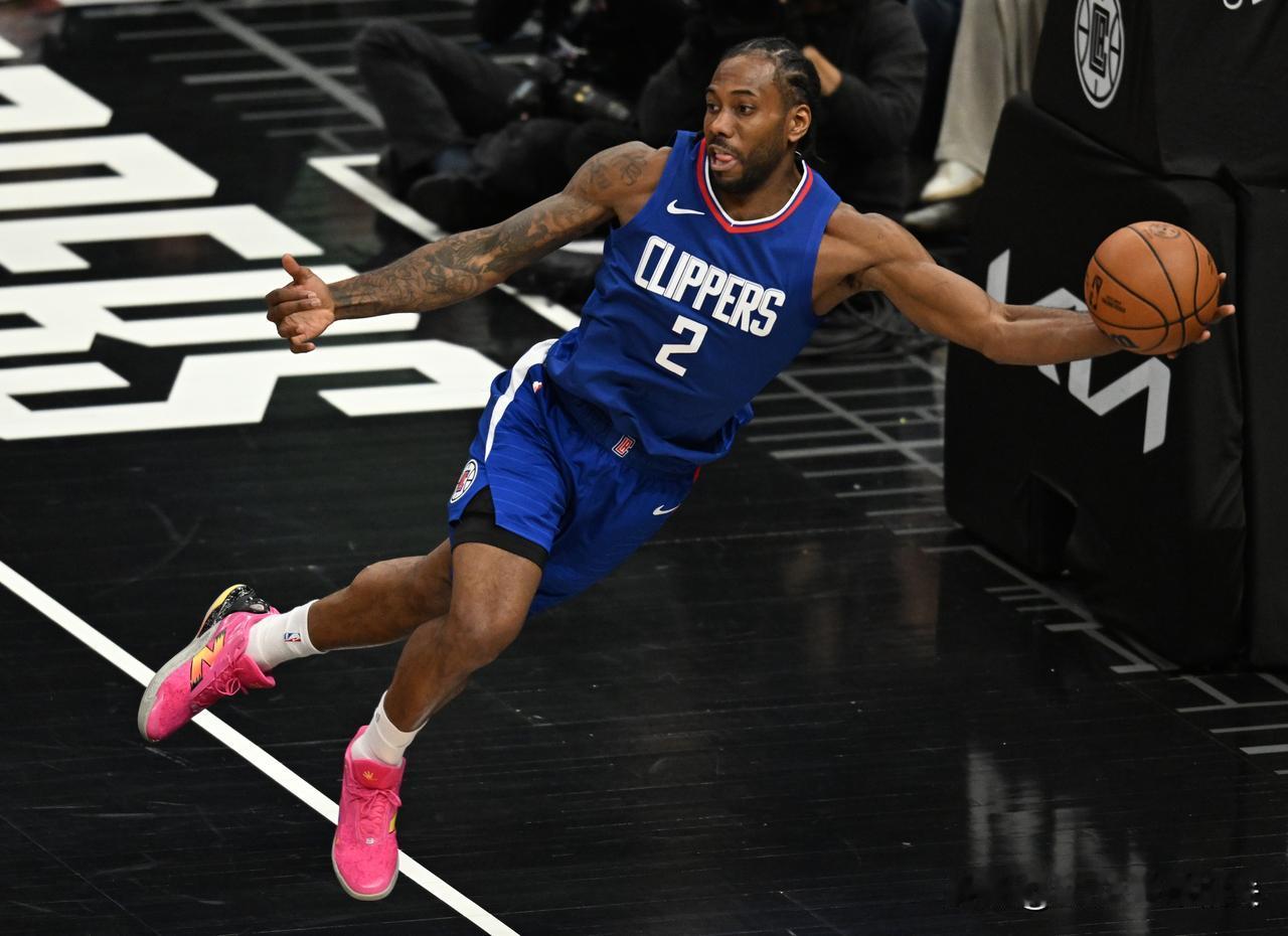 NBA赛场之全能小卡数据居然全部领先全队！
   快船和魔术的比赛，上半场结束，