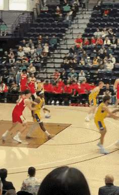 杨瀚森这也犯规吗？杨瀚森在内线卡位要球，防守人采取半绕前的方式进行干扰，并故意夹