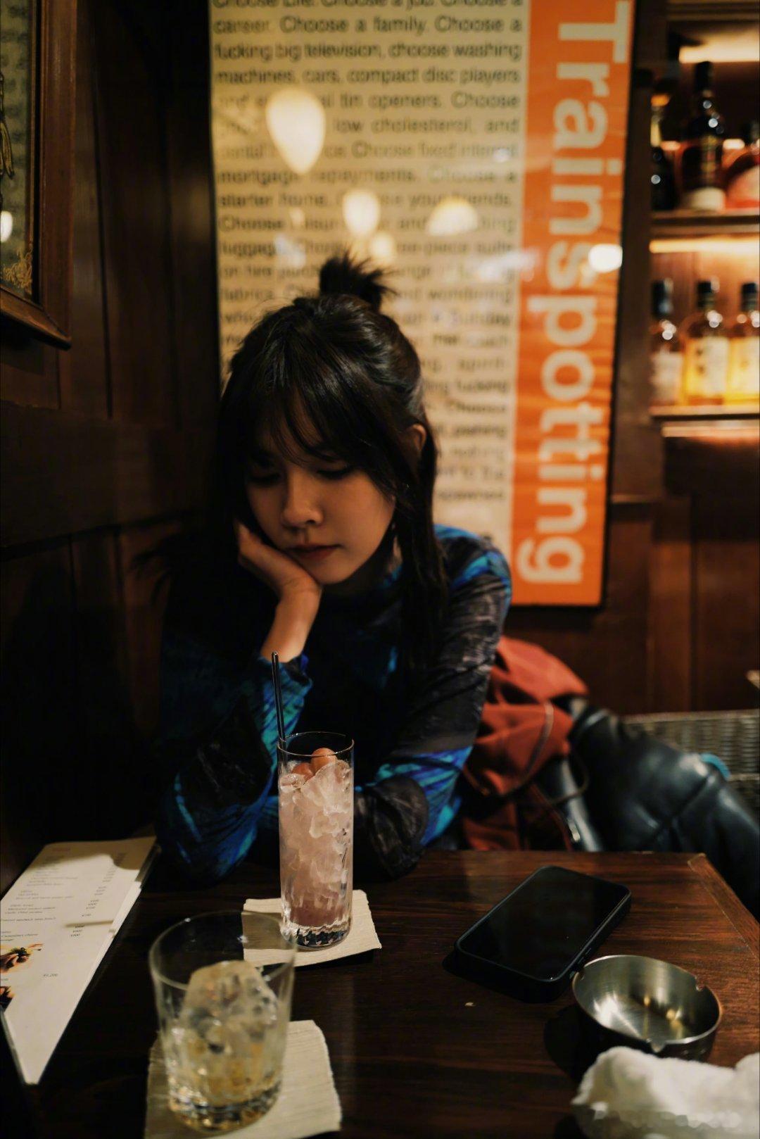 #宋妍霏侧颜# 宋妍霏微博晒照，半丸子头扎发满满初恋感，好看！ ​​​