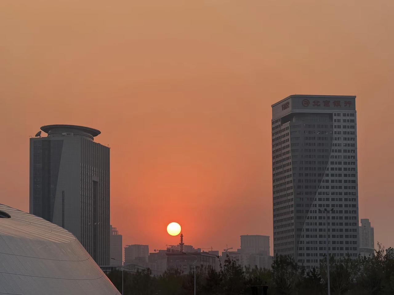 今天烟台真的好冷啊。感觉今天烟台突然间就变冷了，还有一个月才能供暖，但是外套该买
