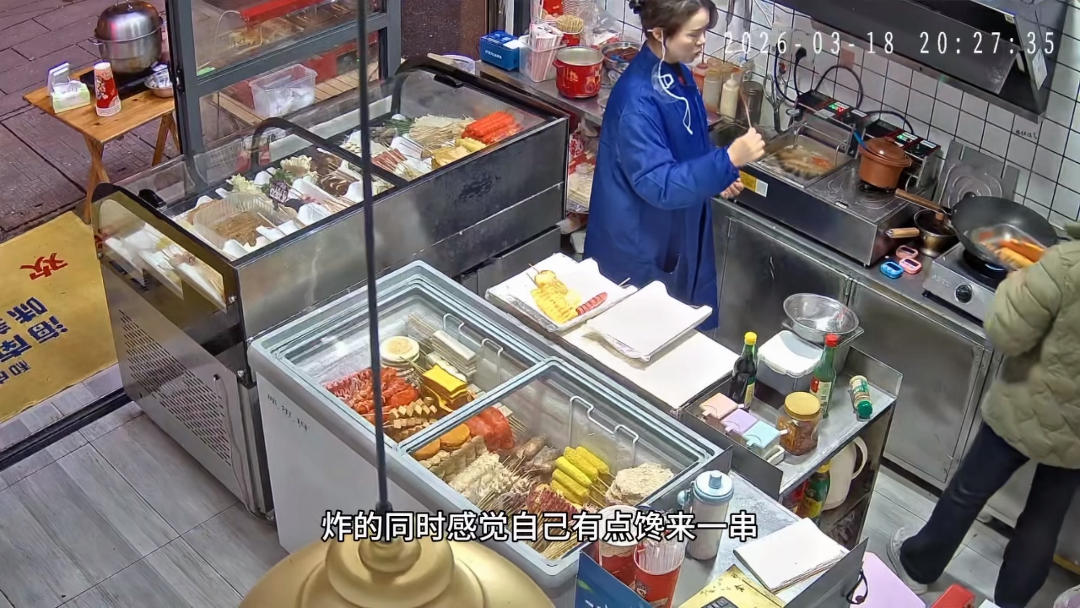 相当于老鼠开了一家粮仓了不是说干啥不吃啥吗，卖点炸串都让自己吃了，真是个大馋丫头