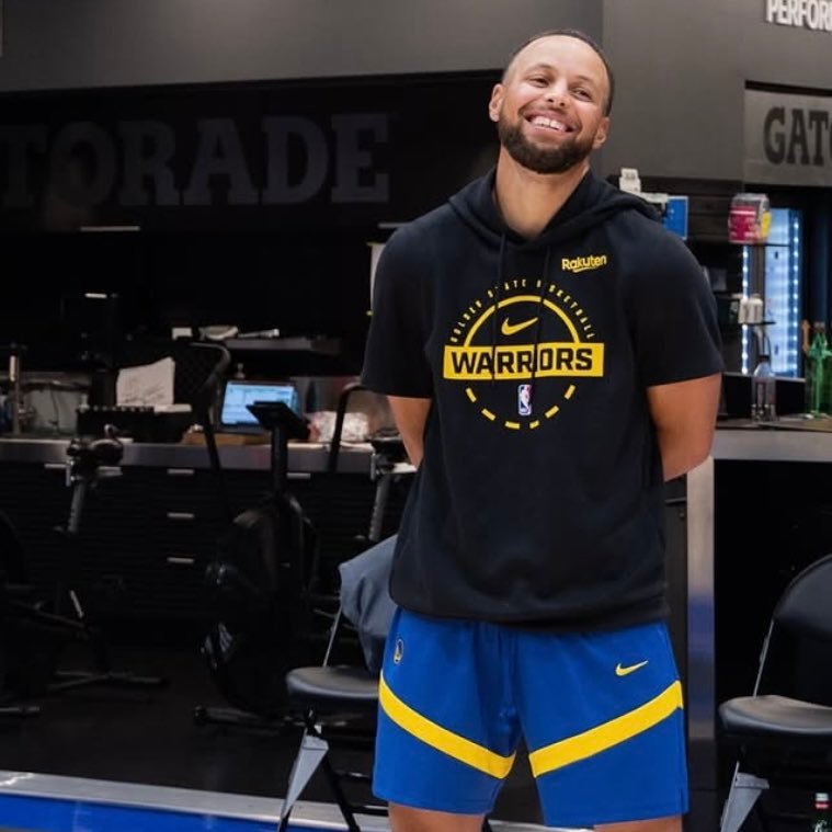 库里于本周二下午正式获准参加五对五对抗训练，这标志其因右膝持续伤势的复出进程取得