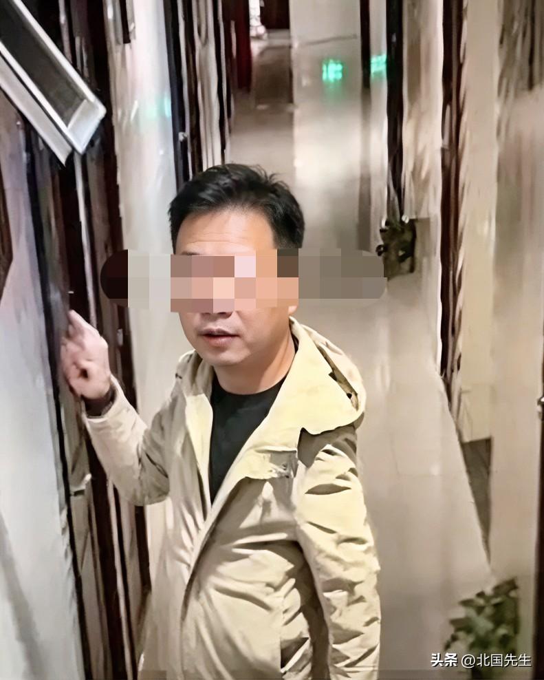 上海一对情侣住酒店一楼，房间窗户没关严，被陌生男子尾随偷拍近40分钟。

从情侣