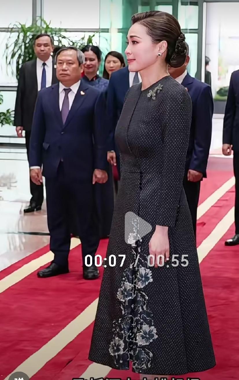 48岁苏提达访问越南，气质和颜值都无可挑剔