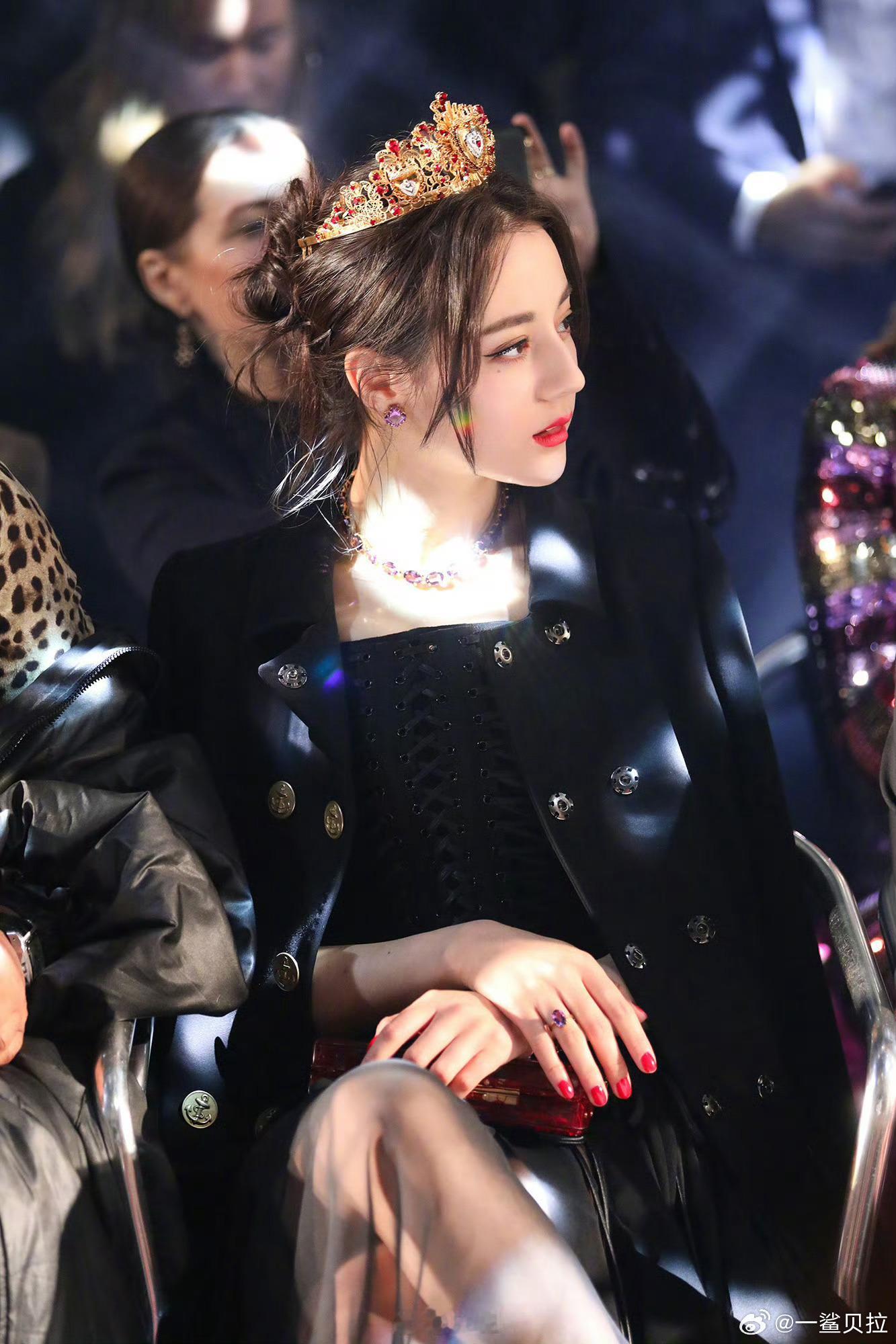 期待美巴的看秀look迪丽热巴出发巴黎时装周 ​​​