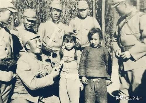 还以为时日很多吗？
这张照片是抗日战争时期日军的“日中亲善”宣传照，画面中几名日