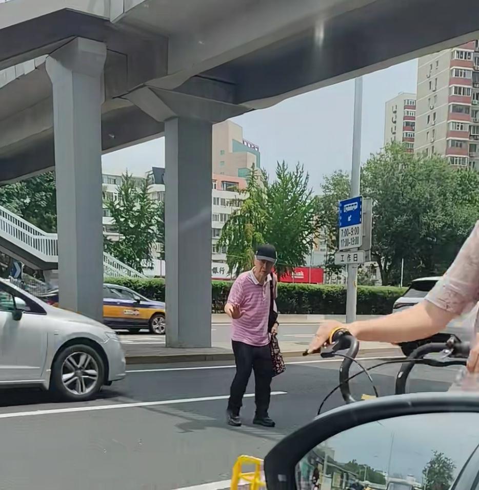 北京足球教父为何不走人行道？这真的非常危险的！我们看到这是北京街头看到了已经年迈