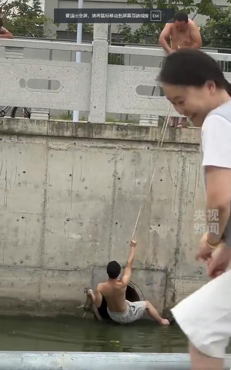 江苏常熟河道下水道困小狗，三名过路大哥扯绳子联手捞起！

2026年7月26号下