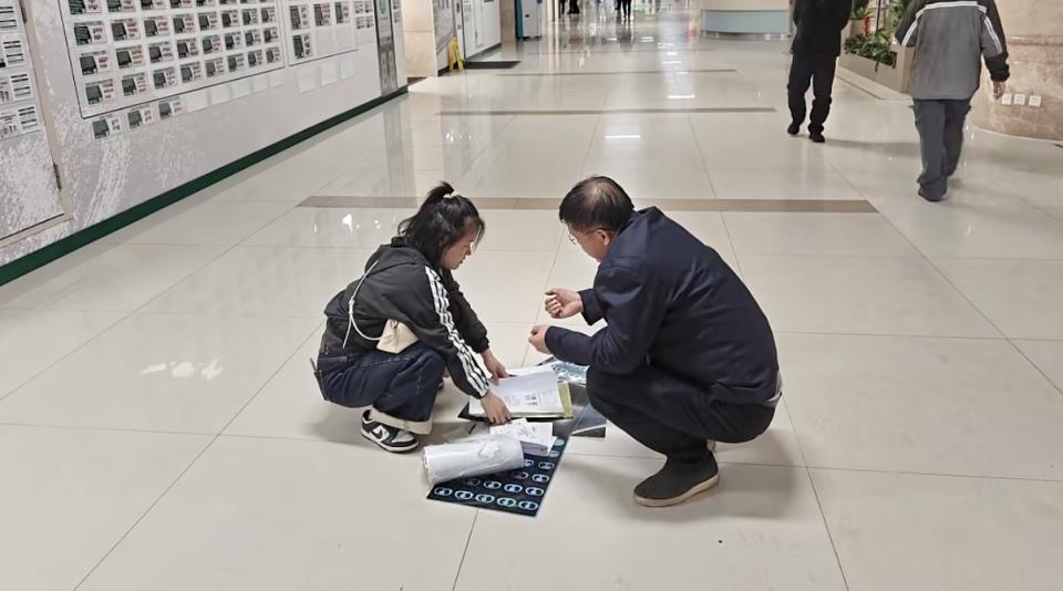 “我大老远从广西坐火车过来，却没挂上号，当时真的快绝望了。”
当这位患者蹲在医院