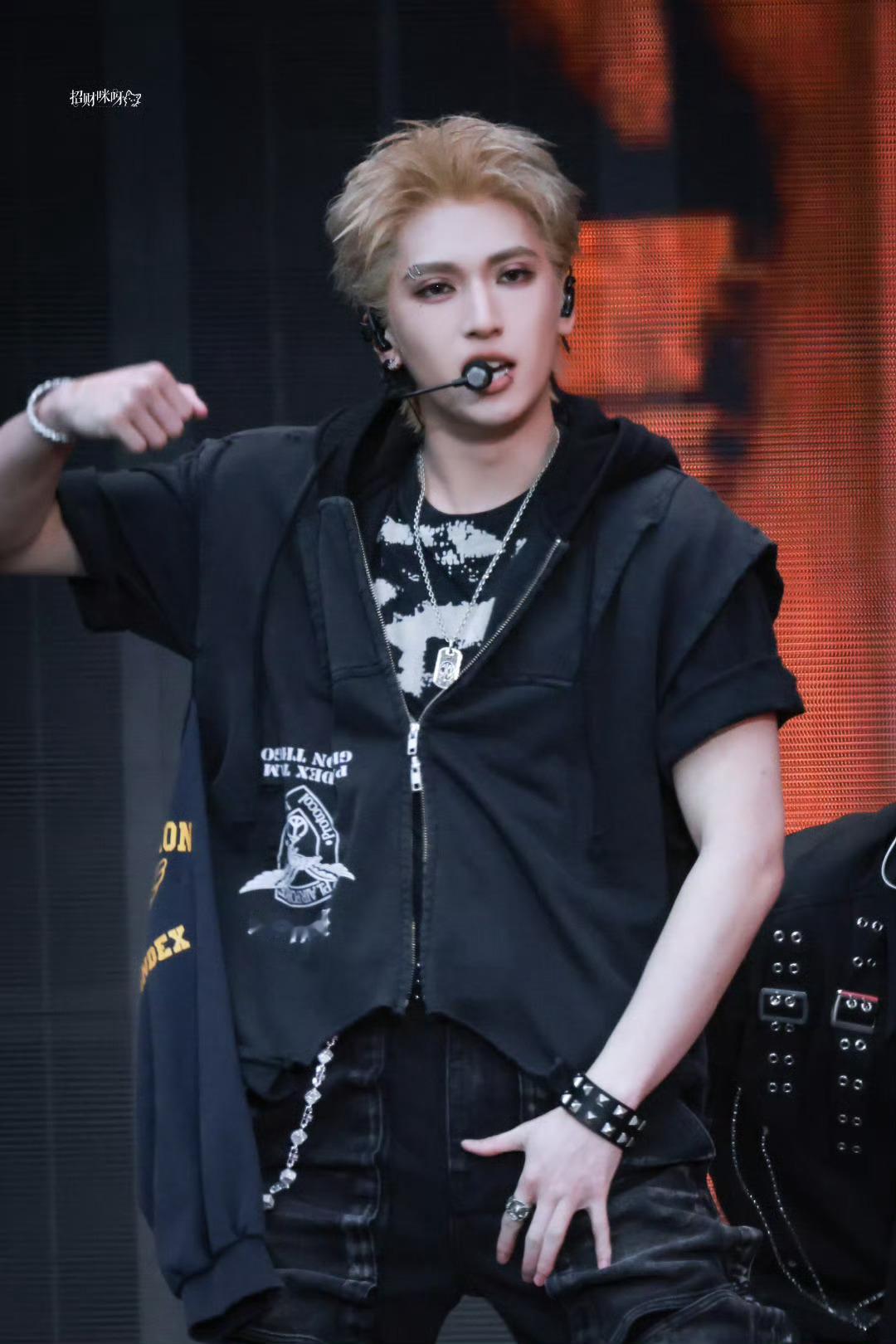 严浩翔耳骨钉眉钉唇环严浩翔今天好野 我需要呼吸机...俺不中嘞严浩翔的哪一面不见