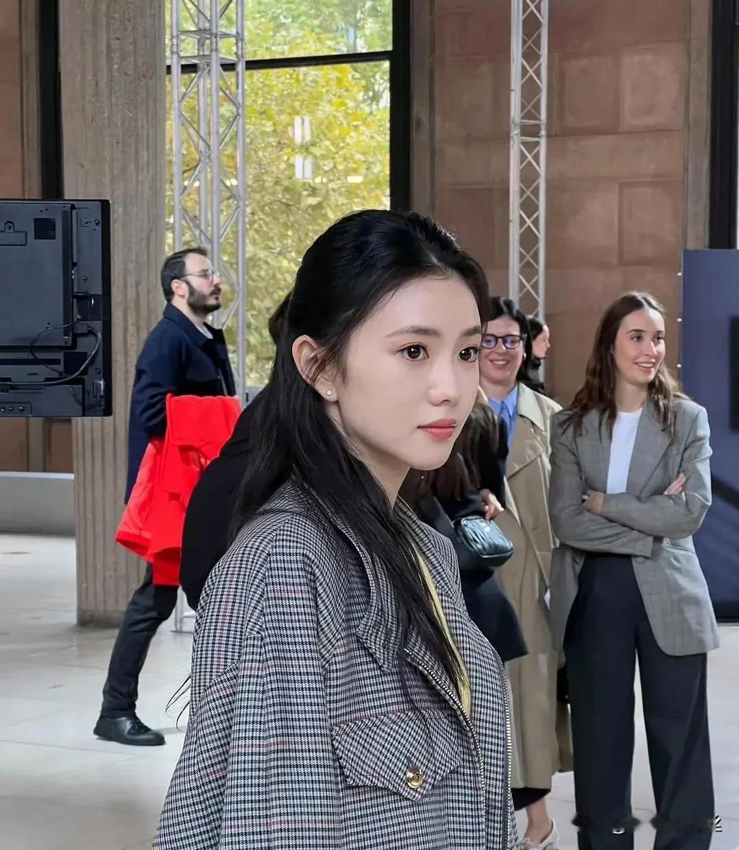 刘浩存不仅颜值出众，还拥有一副难以忽视的优越比例。腿部线条格外修长，使她的整体形