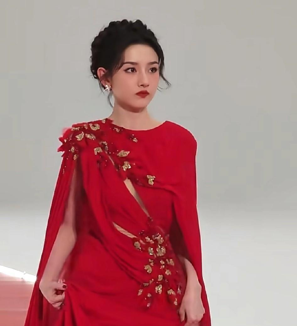 红毯上明星的每个站位点，后台都用荧光胶带标出了1.5米刻度。
合约里写明：距离1