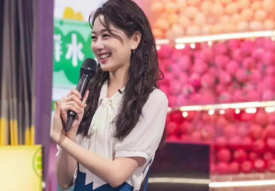 真的会被冯禧的优秀狠狠折服冯禧一出场，就懂什么叫知性氛围感❗从容淡定，谈吐有料，