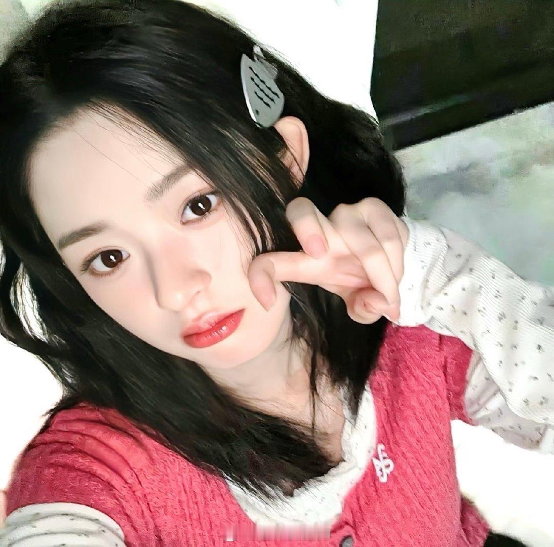 黄杨钿甜成人礼 相信无论是谁看过黄杨钿甜在成人礼这么可爱的表现也都会被她的魅力深