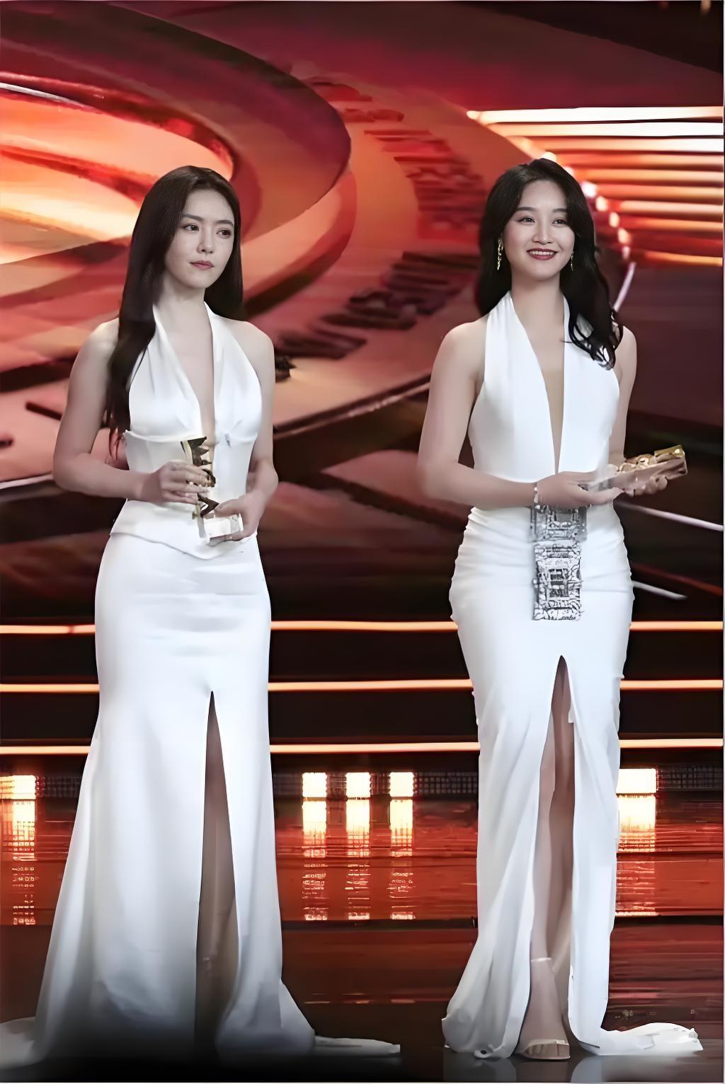 2025年11月3日微博视界大会上，蓝盈莹与蔡文静同台领奖时意外撞衫，均身着白色