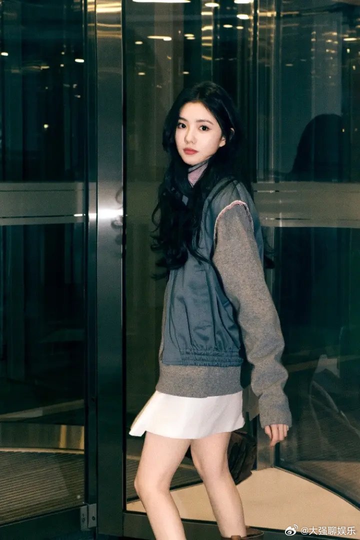 是谁又在为存儿心动了？巴黎时装周上的miumiu女孩，每一帧都在闪闪发光✨把甜酷