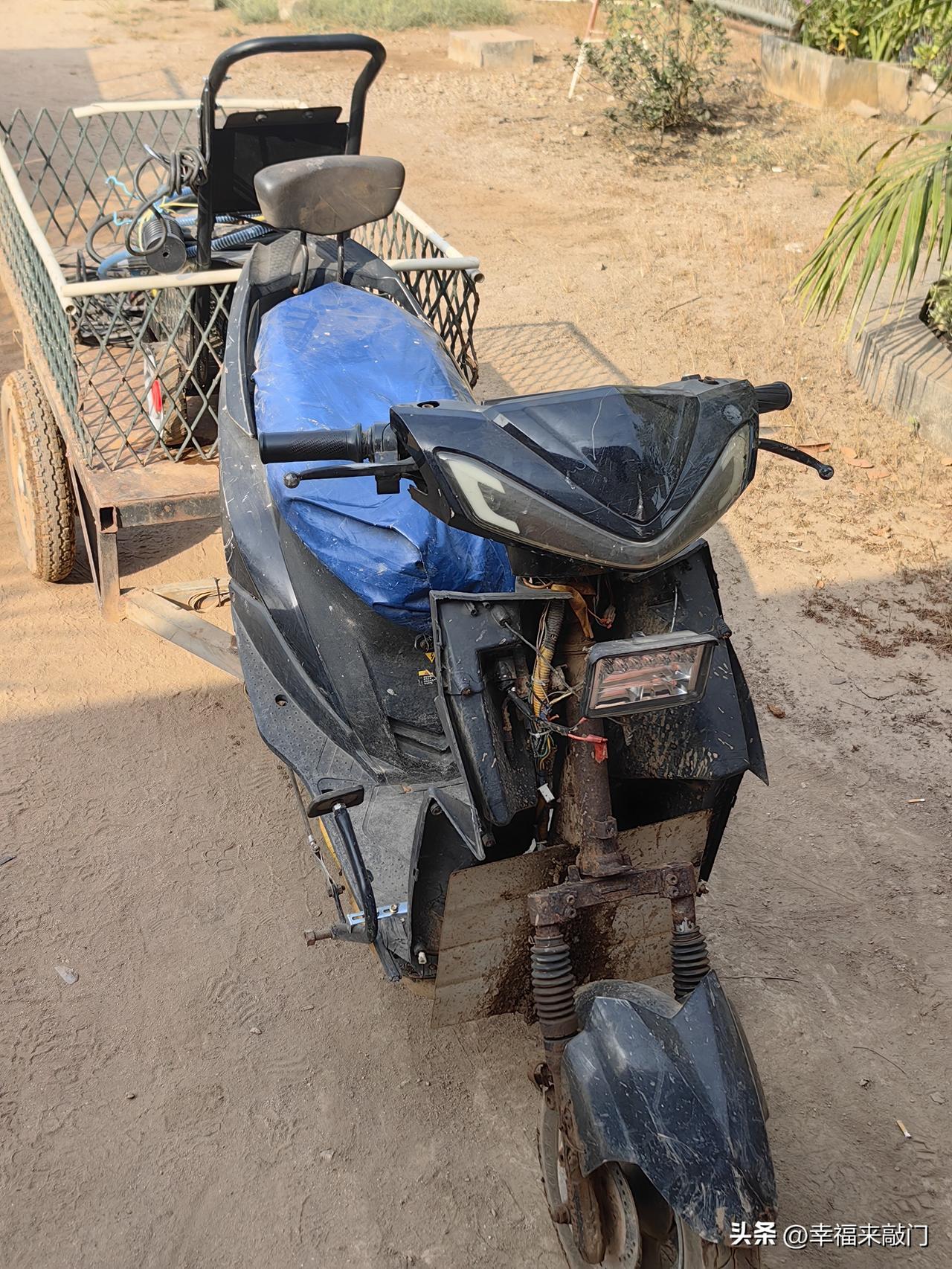 万能的朋友们，帮忙看看这个车是什么车，我越看越迷糊，到底是个什么车