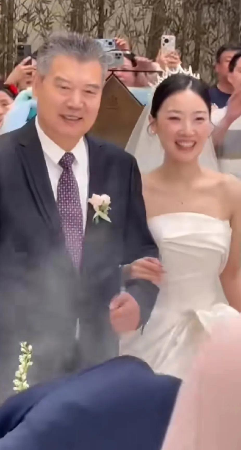 国乒教练李隼女儿大婚啦🎉  赛场外，他是女儿生命里重要的人，如今送女出嫁，满是