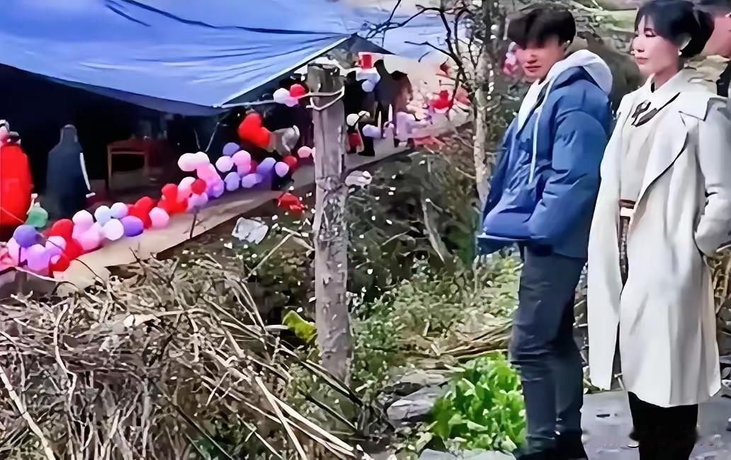 1998年深冬，福建的一位农村妇女林凤霞在集市上，不小心把刚满两岁的儿子亮亮弄丢