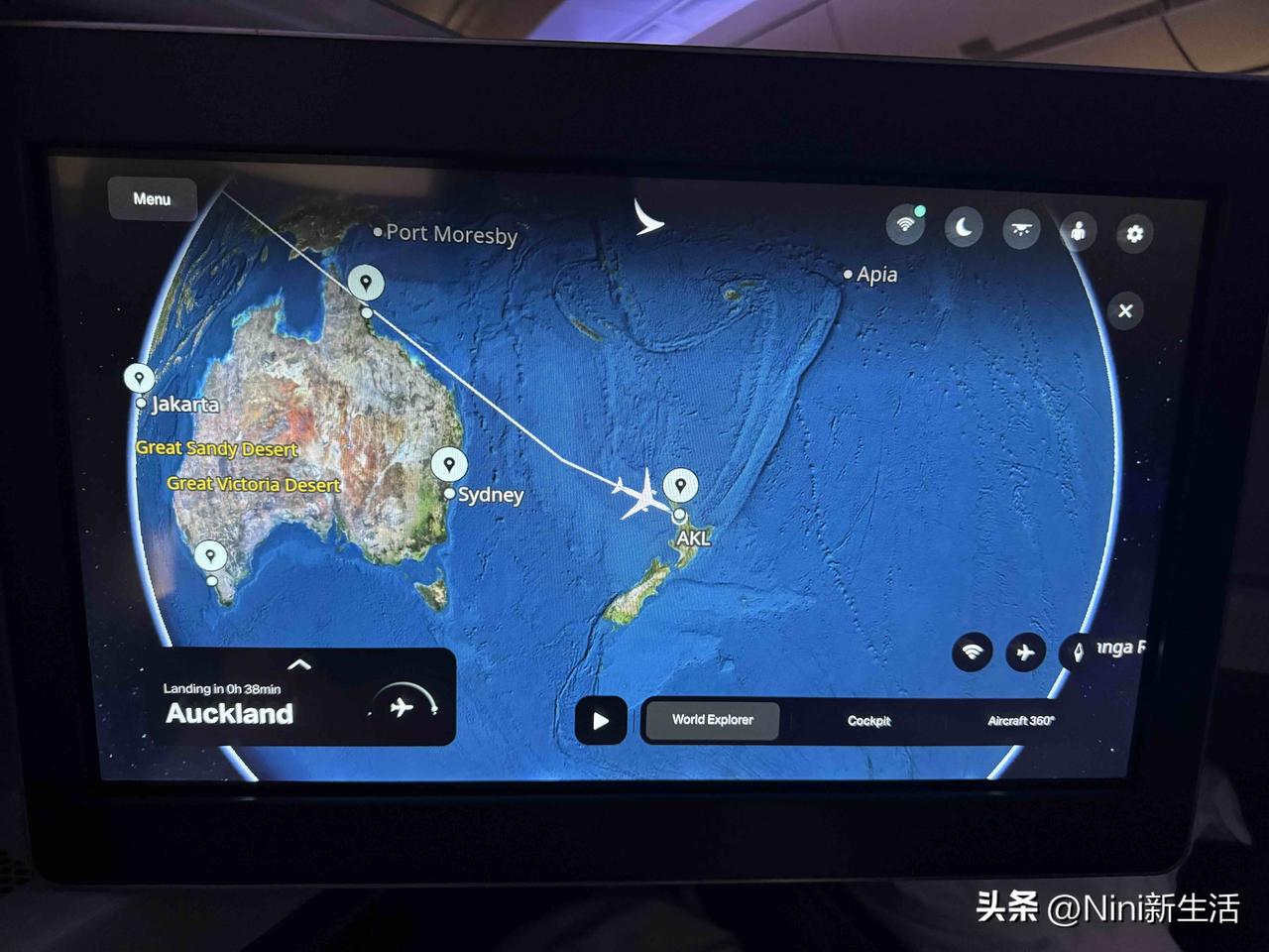 香港飞奥克兰 国泰航空，飞行途中不消停，旁边乘客那呼噜声，我戴着耳塞都没用，人家