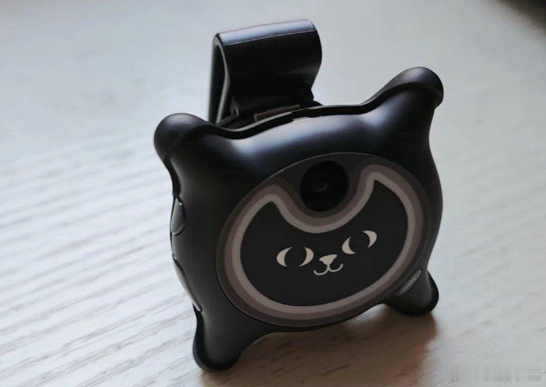 Looki L1 AI 生活记录器，十分便携，可以挂脖或夹衣领等，加持109°广