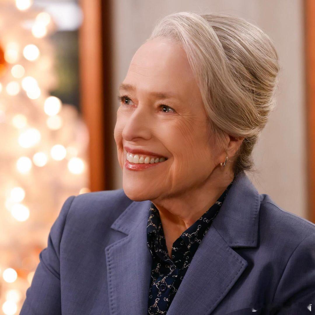 【《老练律师》新集剧照曝光】CBS发布《老练律师》(Matlock)圣诞集剧照，