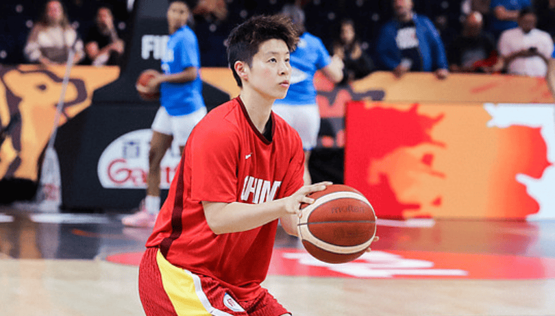 李缘小组赛场均出战6.9分钟，得到2分1.7篮板0.3助攻