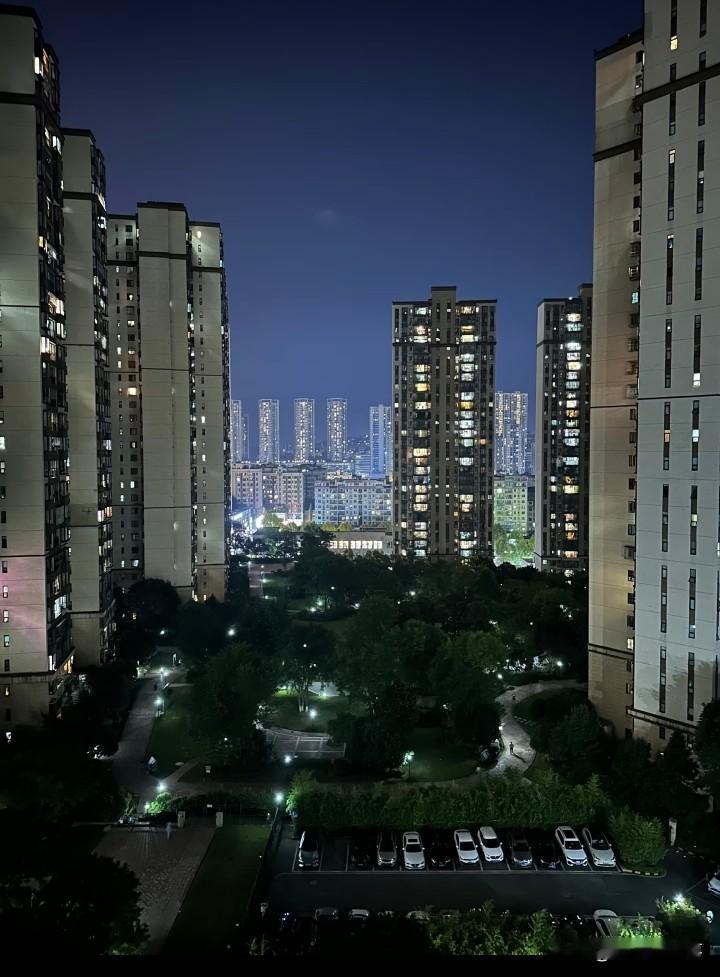 感受一下房地产时代初期的楼间距
现在的楼盘各种计算，楼间距小的一批，现在看以前的