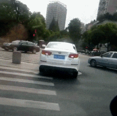 汽车：技术不好根本上不来，结果大家都来掉头围观了。 ​​​