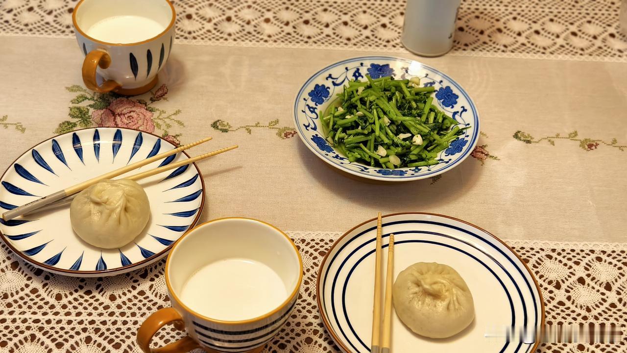 我今天的早餐非常简单，就炒了一盘茼蒿。这段时间就把茼蒿订上了。

一人一个包子，