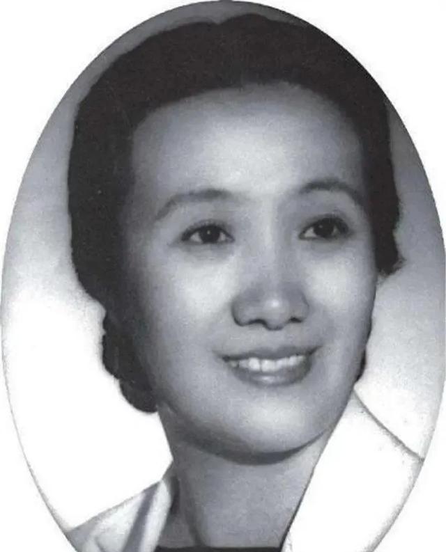 那只被握住的手1949年，宋时轮受邀参加宴会，目光被一位身材较好的女子吸引。仔细