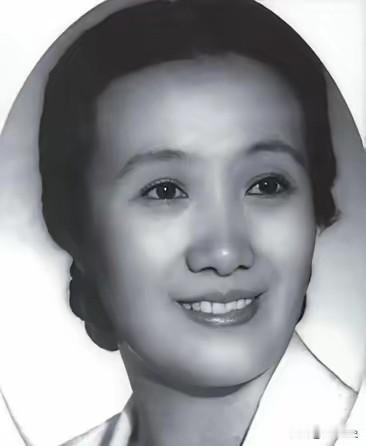 1949年，宋时轮受邀参加宴会，目光被一位身材较好的女子吸引，仔细一看，宋时轮顿