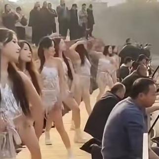 四川一钓鱼场开业，现场不搞钓鱼相关活动，反而请了一堆美女热舞助兴，这操作瞬间勾起