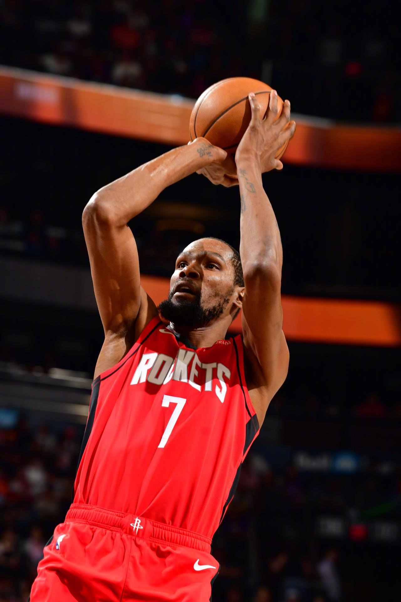 杜兰特今天又打了36分钟！
准确点说是35分钟40秒，明明是火箭最老的球员，却成